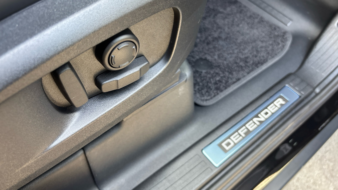 Land Rover Defender 3.0 D250 X-Dynamic SE 110 5dr Auto Diesel Estate - Image 30